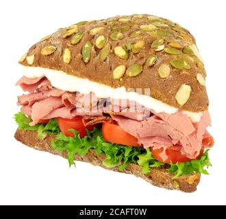 Pastrami und Pumpernickel Brot Sandwich isoliert auf einem weißen Hintergrund Stockfoto