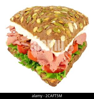 Pastrami und Pumpernickel Brot Sandwich isoliert auf einem weißen Hintergrund Stockfoto