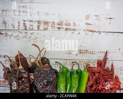 Verschiedene Arten von mexikanischen Chilischoten Stockfoto