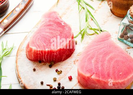 Frisches rohes Thunfischsteak auf Schneidebrett. Stockfoto