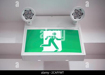 Emerhency Ausfahrt Schild und Überwachungskameras in einem Gebäude. Stockfoto