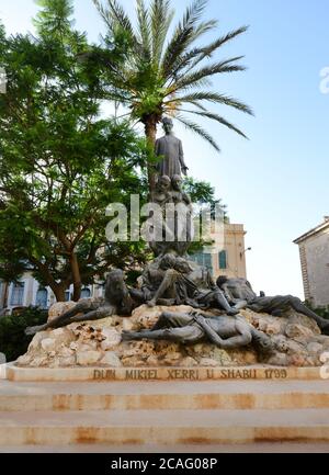 Denkmal für Dun Mikiel Xerri, ein maltesischer Patriot der C18, vom Bildhauer Anton Agius. Gelegen unter einer großen Palme am Independence Square, Valletta Stockfoto
