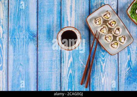 Set Philadelphia Sushi mit Sojasauce und Essstäbchen. Asiatische Küche. Stockfoto