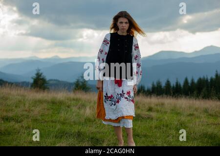 Mädchen in Stickerei in den karpaten auf einem bewölkten sonnigen Sommertag Stockfoto