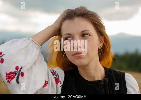 Porträt eines Mädchens in Stickerei in den karpaten auf Ein wolkiger Sommertag Stockfoto