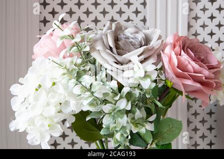 Blumenstrauß in einer Vase davor Eine weiße Kühlerabdeckung Stockfoto
