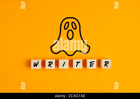 Ghostwriter Konzept mit einem Geistersymbol und dem Wort Writer auf Holzblöcken vor gelbem Hintergrund. Stockfoto