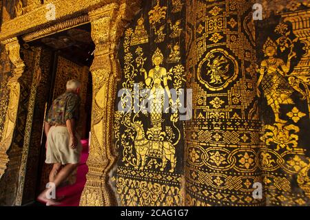 Malerisches Äußeres des alten buddhistischen Tempels von VAT Sensoukharam, UNESCO-Weltkulturerbe in Luang Prabang, Laos. Stockfoto