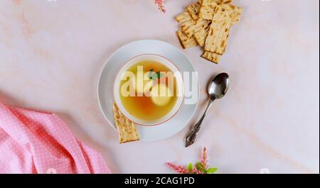 Hühnerbrühe mit Matzobällen und Matzobrot. Jüdischer Feiertag Pesach. Stockfoto