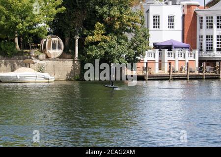 Mann auf einem persönlichen Tragflügelboot (Lift eFoil), Mitre Hotel, Themse, Hampton Court, Greater London, England, Großbritannien, Großbritannien, Europa Stockfoto