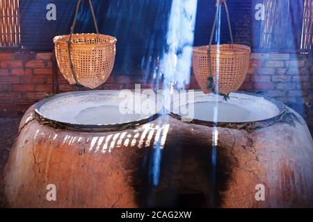 Kochendes Steinsalz auf Lehmofen, traditionelles kochendes Steinsalz auf Feuerholz Ofen, ländliche Szene in Bo Kluea, Nan, Thailand. Konzentrieren Sie sich auf Lehmofen. Stockfoto