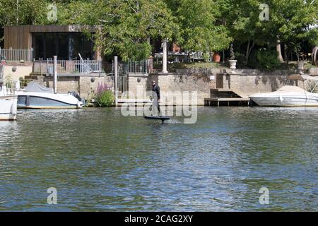 Mann auf einem persönlichen Tragflächenboot (Lift eFoil), Thames Motor Yacht Club, River Thames, Hampton Court, Greater London, England, Vereinigtes Königreich Großbritannien, Europa Stockfoto