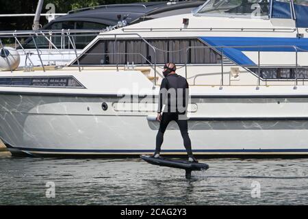 Mann auf einem persönlichen Tragflächenboot (Lift eFoil), Thames Motor Yacht Club, River Thames, Hampton Court, Greater London, England, Vereinigtes Königreich Großbritannien, Europa Stockfoto