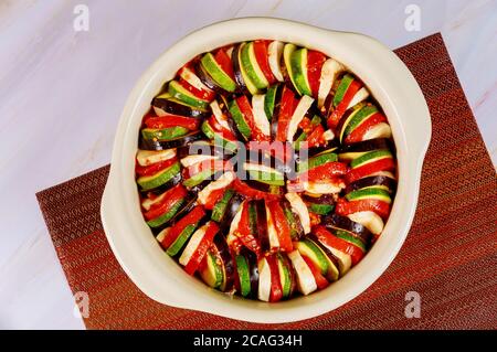 Ungekochte Ratatouille aus Auberginen, Zucchini, Tomaten in Sauce. Französische Küche. Stockfoto