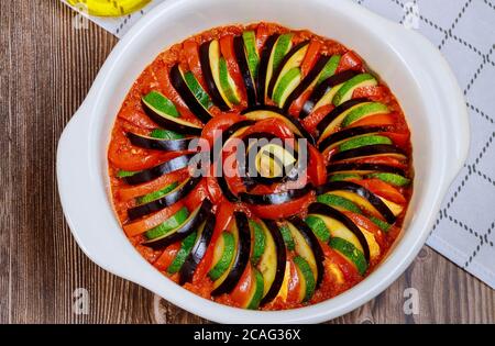 Italienische Gericht Ratatouille. Schönes Muster aus geschnittenen Zucchini, Auberginen und Tomaten. Stockfoto