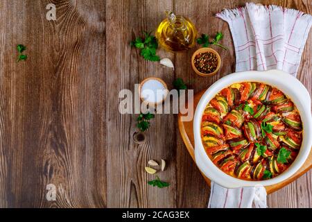 Geschmortes Gemüse Ratatouille mit Mozzarella-Käse in weißer Ofenform. Französisches Gericht. Stockfoto