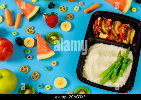 Lunchboxen mit Kartoffelpüree und Gemüse bereit für die Arbeit oder die Schule. Mittagsmenü. Stockfoto
