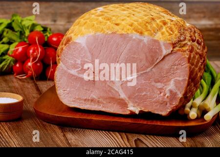 Ganzer gekochter Schinken mit Rettich, Frühlingszwiebel und Salz zu Ostern. Stockfoto