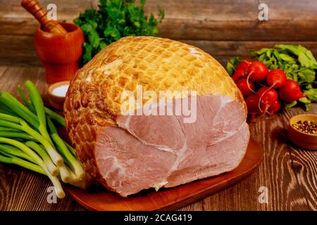 Ganzer gekochter Schinken mit Rettich, Frühlingszwiebel und Salz zu Ostern. Stockfoto