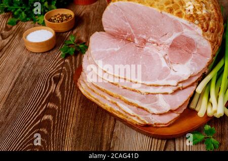 Ganze Serieschinken und gekochten Schinken mit Rettich, Frühlingszwiebel und Salz für Ostern. Stockfoto