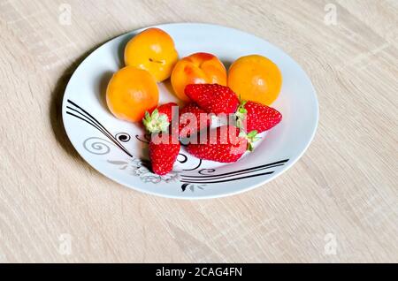 Gruppe von frischen reifen Aprikosen und Erdbeere in Teller, bereit zu essen, Sofia, Bulgarien Stockfoto