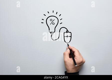Pay-per-Click (PPC)-Marketingstrategie oder Geschäftsmodell-Konzept. Männliche Hand Zeichnung einer Computer-Maus an eine Glühbirne mit Prozent Share-Symbol verbunden Stockfoto