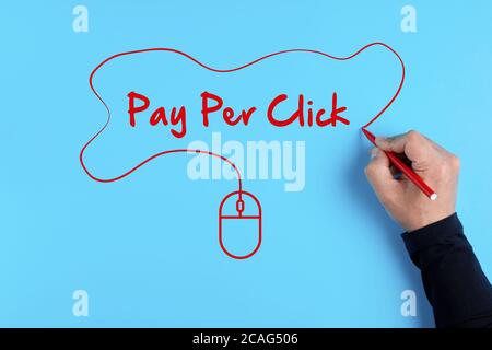 Geschäftsmann Hand Zeichnung ein Computer-Mauskabel um das Wort Pay per click. PPC Marketing Strategie Geschäftsmodell Konzept. Stockfoto