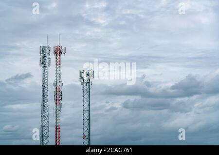 Telekommunikationsturm mit weißem bewölktem Himmel. Antenne. Radio- und Satellitenmast. Kommunikationstechnik. Telekommunikationsbranche. Mobil Stockfoto