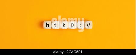 Wort http auf Holzblöcken auf gelbem Hintergrund. Flache Lay-Ansicht. Stockfoto