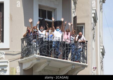 Beirut, Libanon, 6. August 2020. Der französische Präsident Emmanuel Macron, umgeben vom libanesischen Volk, diskutiert von Herzen. Crersdit: James chehab/ Alamy Live Nachrichten Stockfoto