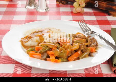 Köstlicher Topfbraten mit Gemüse und Kartoffelpüree Stockfoto