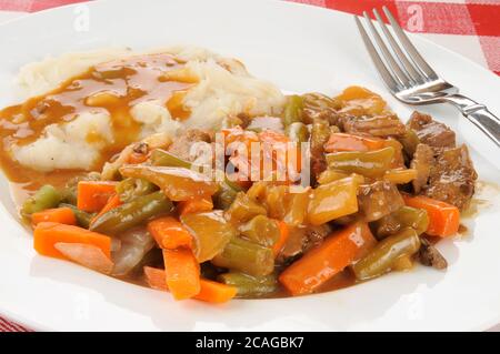 Ein Teller mit Rindertopf Braten mit Kartoffelpüree und Soße Stockfoto