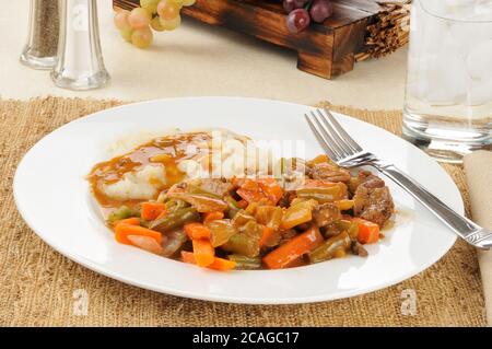 Rinderbraten mit Kartoffeln und Gemüse Stockfoto