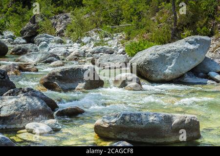 Ein steiniger Bach in den Bergen von Korsika Stockfoto