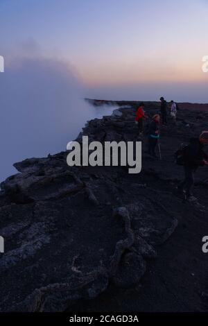 Erta Ale, Äthiopien - Nov 2018: Gruppe von Menschen am Rande des Vulkankraters Erta Ale Stockfoto