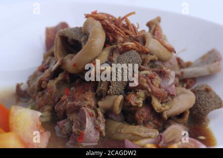 Curry Ziege (Gulai Kambing) in der weißen Schüssel isoliert auf weißem Hintergrund Stockfoto