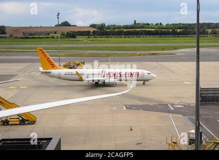 Wien, Österreich - Juli 2020: Pegasus Airlines Flugzeuge auf Start- und Landebahn des Flughafen Wien Schwechat. Pegasus Airlines ist eine türkische Low-Cost-Fluggesellschaft Stockfoto