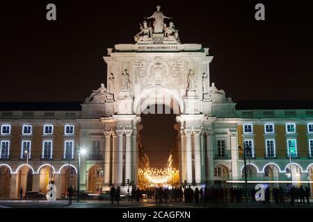 Rua Augusta Arch bei Nacht, Lissabon, Portugal. Stockfoto