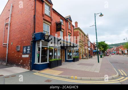 Prestatyn, Großbritannien: 06. Juli 2020: Eine allgemeine Straßenszene der High Street am frühen Abend. Im Vordergrund ist das öffentliche Haus von William Morgan zu sehen. Stockfoto