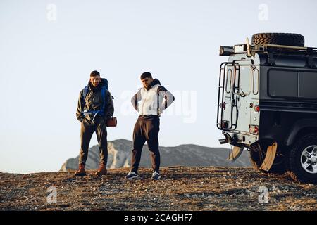 Zwei Männer Wanderer stehen in der Nähe Offroad-Auto immer bereit, ihre Reise zu beginnen Stockfoto