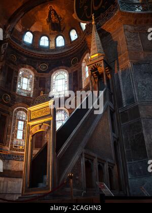 ISTANBUL, TÜRKEI - 21. SEPTEMBER 2019: Innenraum der Hagia Sophia in Istanbul, Kathedrale und Moschee, Museum. Stockfoto