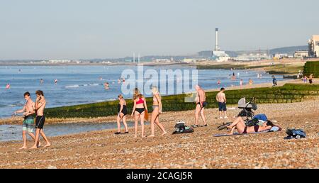 Brighton UK 7. August 2020 - die Strände von Brighton und Hove beginnen an diesem Morgen an einem anderen schönen, heißen und sonnigen Tag voll zu werden, da die Temperatur in einigen Teilen des Südostens voraussichtlich die hohen 30 Grad erreichen wird : Credit Simon Dack / Alamy Live News Stockfoto