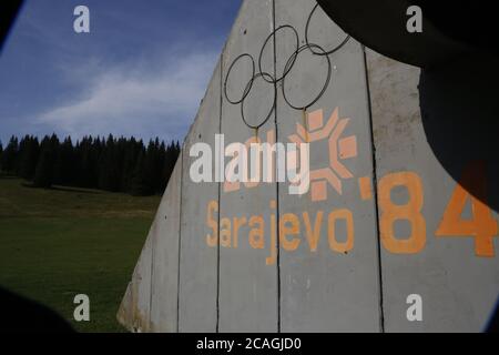 Betonpodium für Sieger mit schriftlichem Text 'Winter Olympic Games 1984' steht verlassen in der Nähe von Sprungschanzen am Mt. Igman in der Nähe von Sarajevo Stockfoto