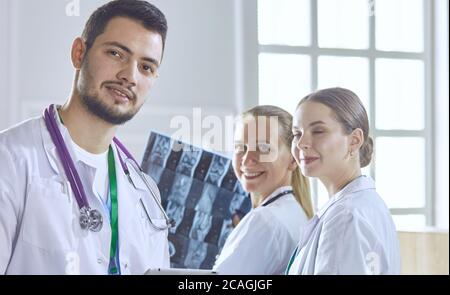 Ärzteteam beobachten Röntgenbild in einem Krankenhaus Stockfoto