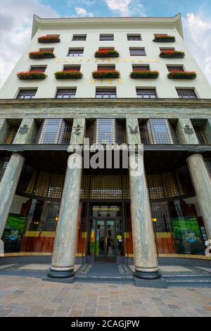 wien, österreich - OCT 17, 2019: Eingang zur raiffeisenbank wien am michaelerplatz 3 in der Altstadt. Das Gebäude heißt auch Looshaus Stockfoto