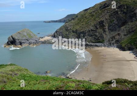 Traeth Bach kleine abgeschiedene Bucht zwischen Llangrannog und Penbryn an der Küste von Ceredigion vom All Wales Coast Path Wales UK Stockfoto