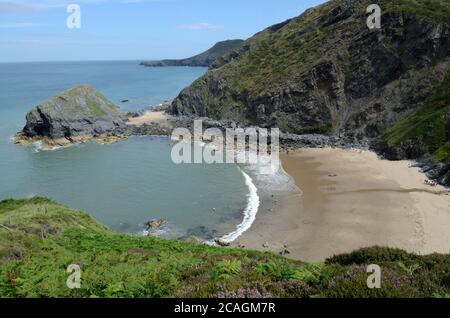 Traeth Bach kleine abgeschiedene Bucht zwischen Llangrannog und Penbryn an der Küste von Ceredigion vom All Wales Coast Path Wales UK Stockfoto