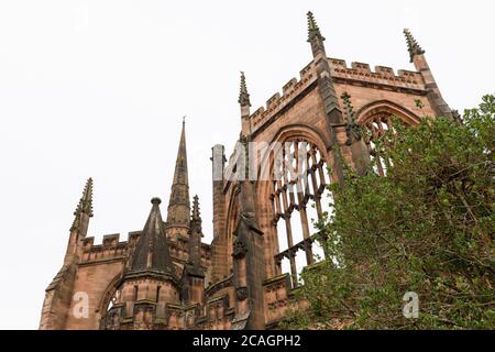 Coventry, West Midlands, UK - 14/07/20: Der Turm und die leeren Fenster der alten Kathedrale von Coventry, die bei einem Luftangriff im Zweiten Weltkrieg durch Bomben zerstört wurde. Stockfoto