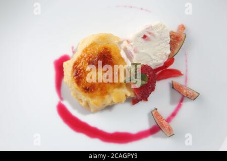 Nahaufnahme von Feigendessert mit Vanilleeis und Erdbeeren isoliert auf weißem Hintergrund Stockfoto