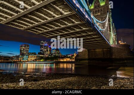 London bei Sonnenuntergang, Blick auf die Skyline von unter der Tower Bridge, London Stockfoto